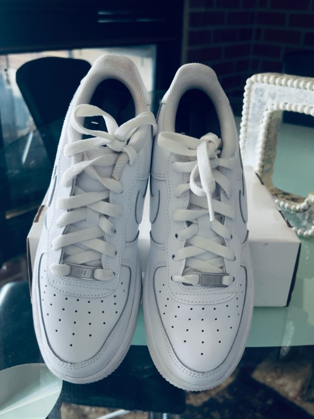Nike Air Force 1 White Low-Top Leather Sneakers - Picture 4 of 6